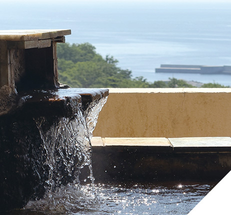 在溫泉放鬆身心